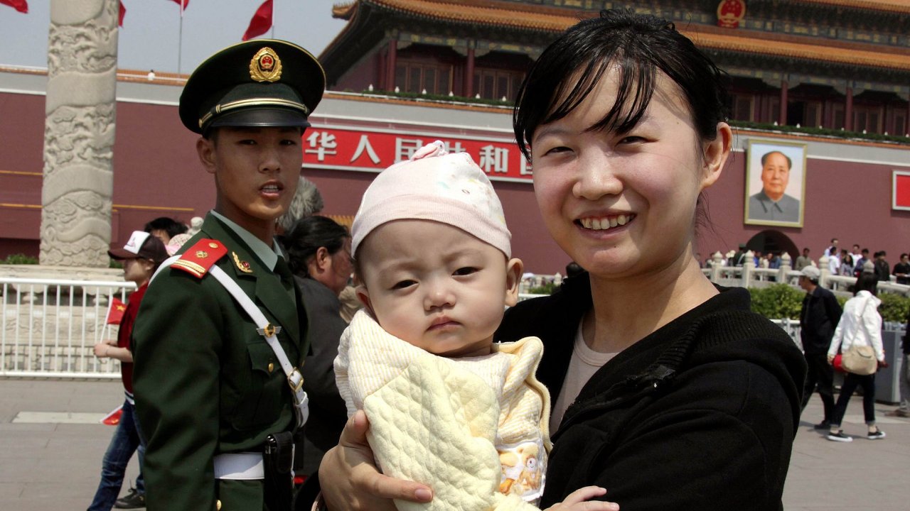 Matka s dttem na Nmst nebeskho klidu v Pekingu
