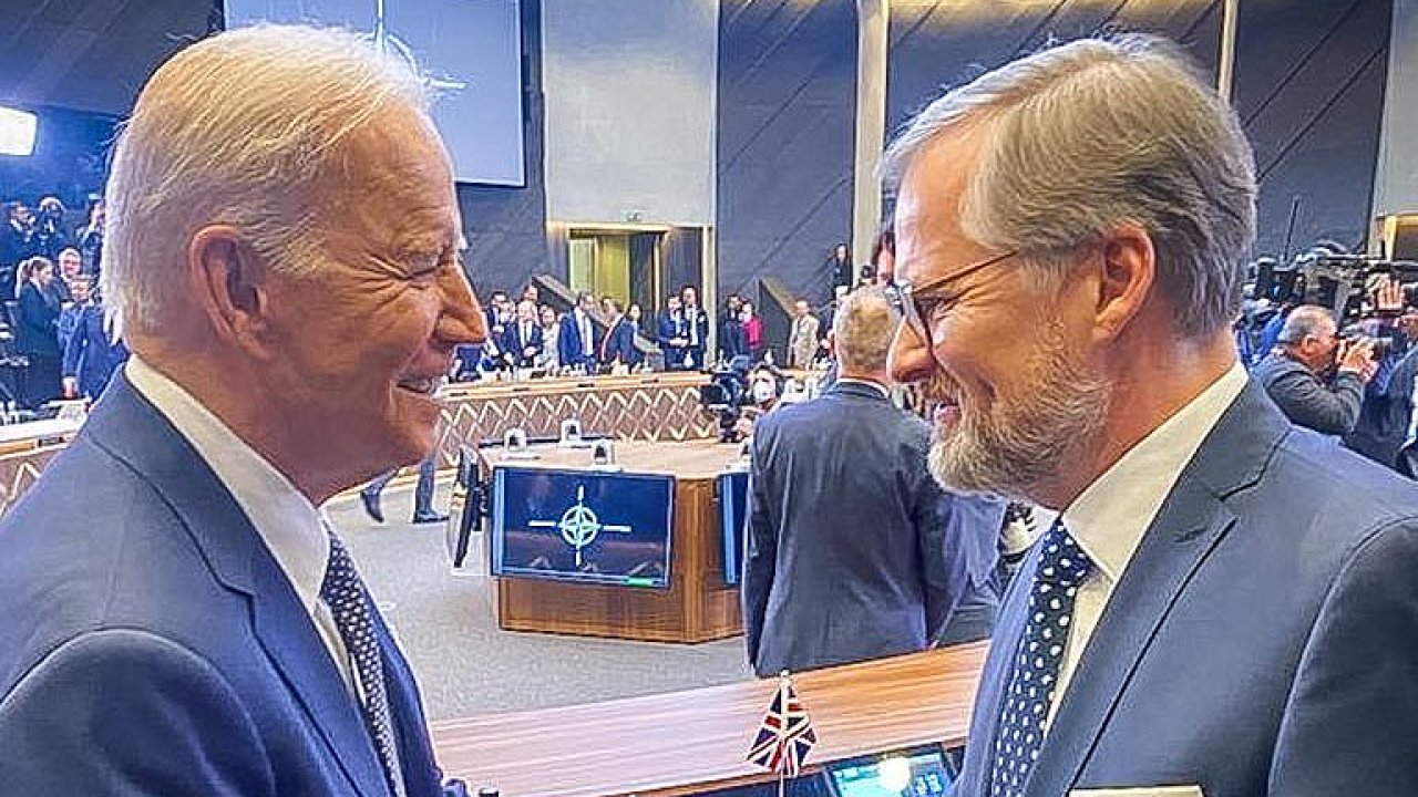 Premiér Petr Fiala (vpravo) zveřejnil 24. března 2022 na svém twitterovém účtu snímek ze setkání s americkým prezidentem Joem Bidenem na summitu NATO v Bruselu.