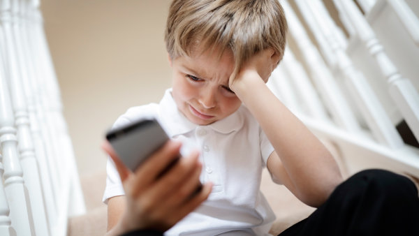 "Tohle musí skončit!" Americkým školám dochází trpělivost s používáním telefonů