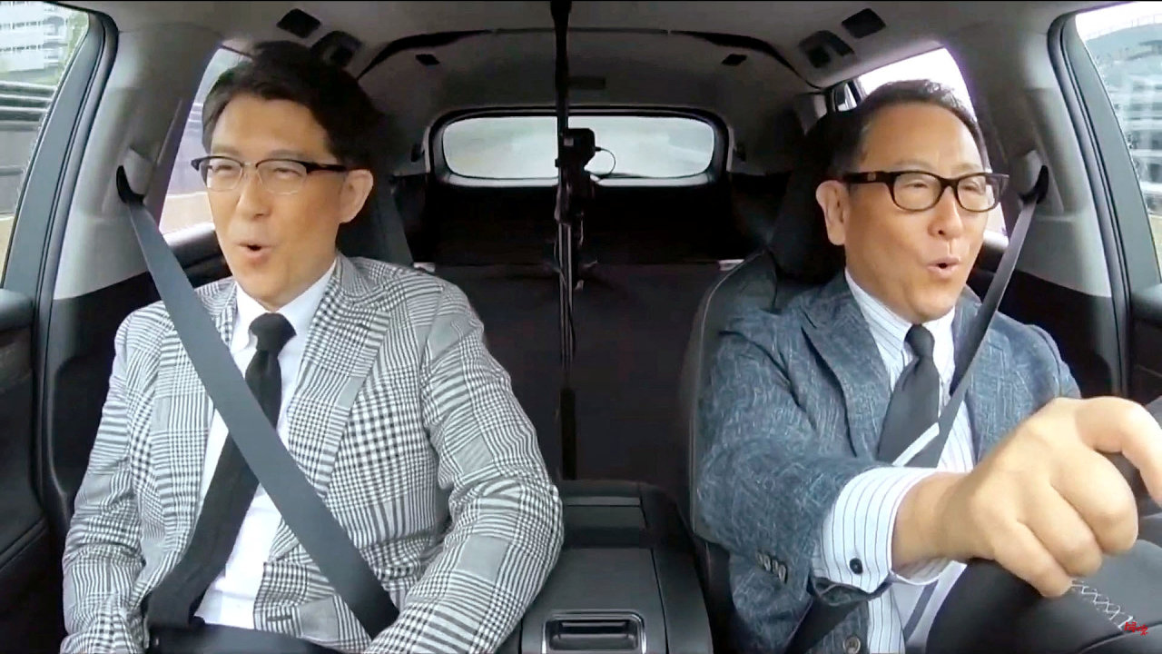 Prezident Toyoty Akio Tojoda a provozní øeditel Koji Sato testují v Japonsku první model elektromobilu Lexus RZ