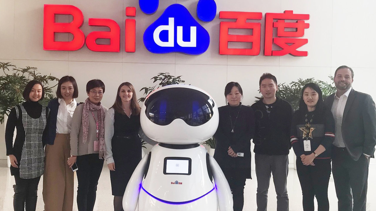 Baidu má reálného robota i nového inteligentního Chatbota, který se snaží dohnat náskok amerických firem