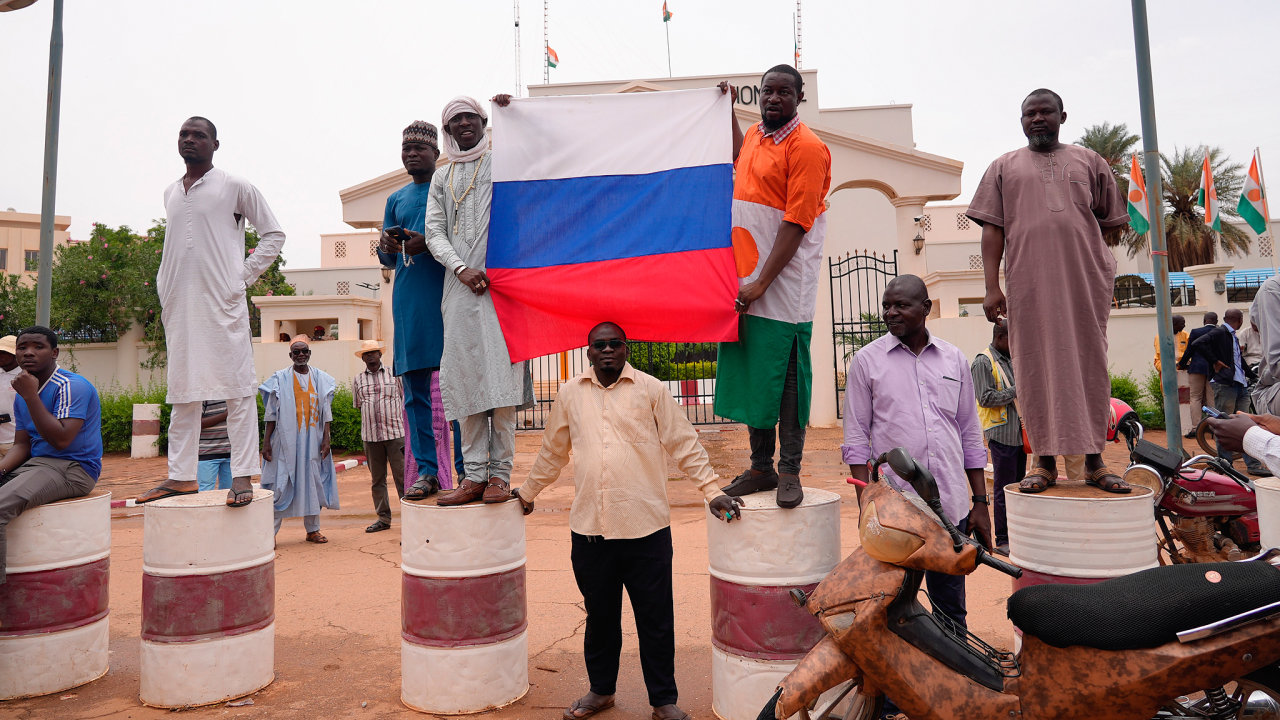 Vojensk pu v Nigeru, bhem nj se objevily vlajky Rusk federace