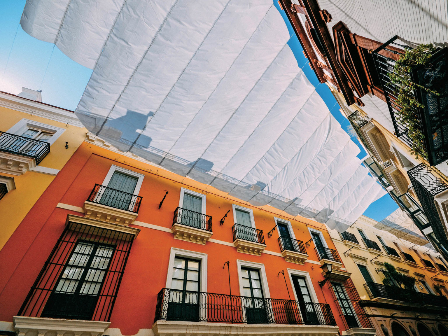 Ulice španìlské Sevilly chrání pøed sluneèním žárem textilní zástìny natažené mezi domy.