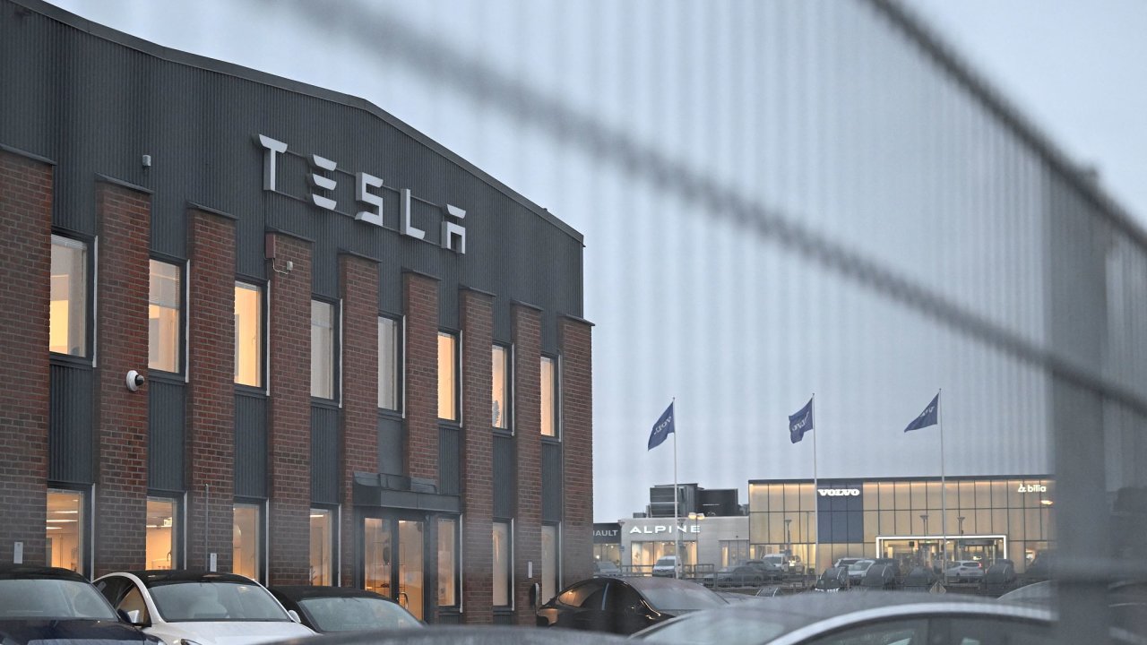 Stávková hlídka pøed servisním støediskem spoleènosti Tesla v Segeltorpu jižnì od Stockholmu. Tam zamìstnanci stávkují a požadují, aby spoleènost podepsala kolektivní smlouvu
