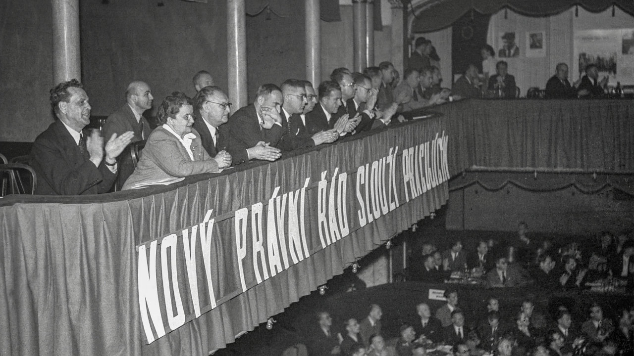 Prvnick dvouletka vytvoila nov prvn d. Komunistick reim ho posvtil na manifestanm sjezdu eskoslovenskch prvnk v roce 1949.