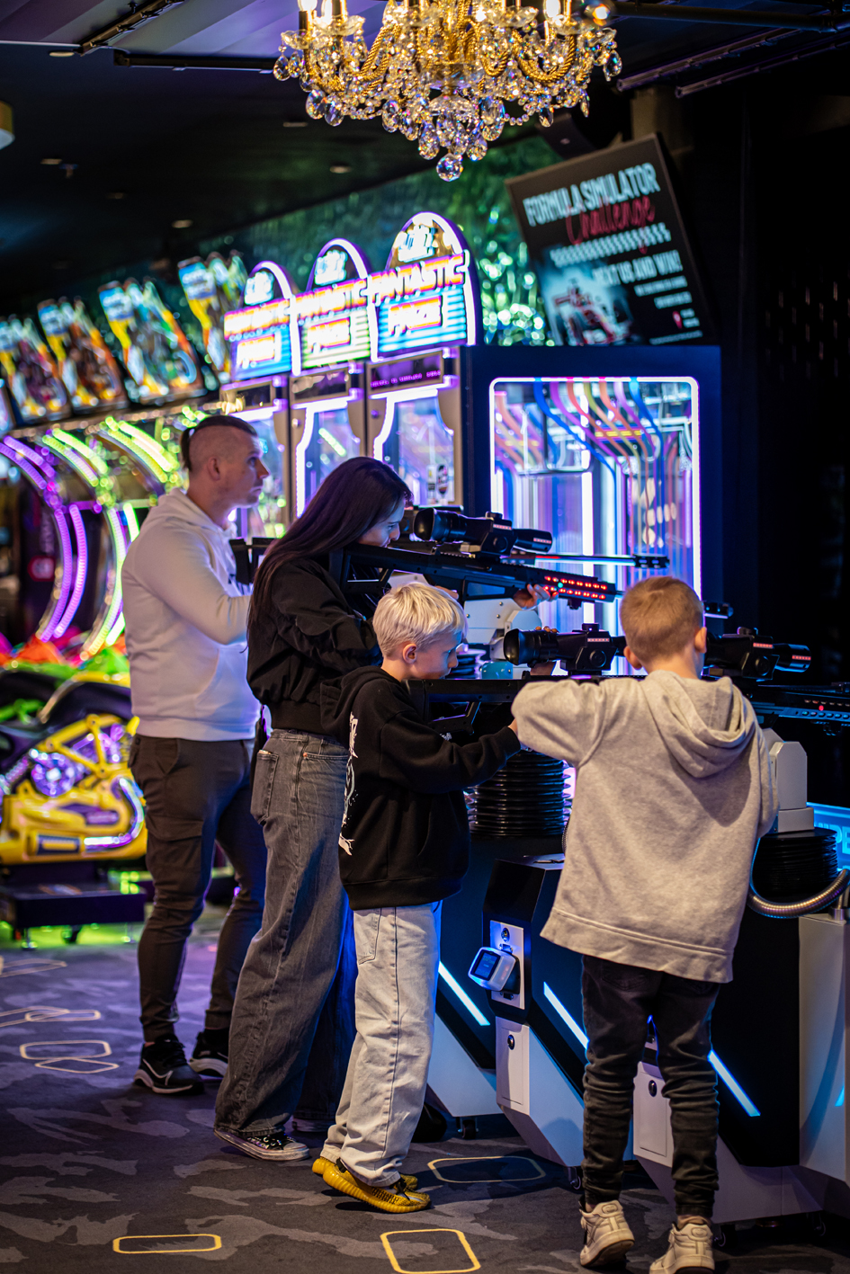 Živý organismus Už před budovou kolemjdoucí zaujme energie, kterou na ně budova Máje působí. Po vstupu návštěvníky osloví patra plná špičkové zábavy a gastronomie. (Foto: archiv ATRIS) Živý organismus Už před budovou kolemjdoucí zaujme energie, kterou na ně budova Máje působí. Po vstupu návštěvníky osloví patra plná špičkové zábavy a gastronomie.