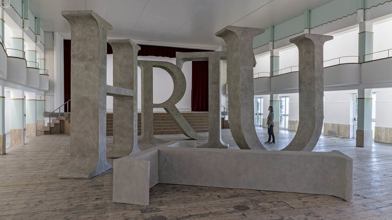 Socha�sk� instalace p�smen tvo��c�ch slovo Truth