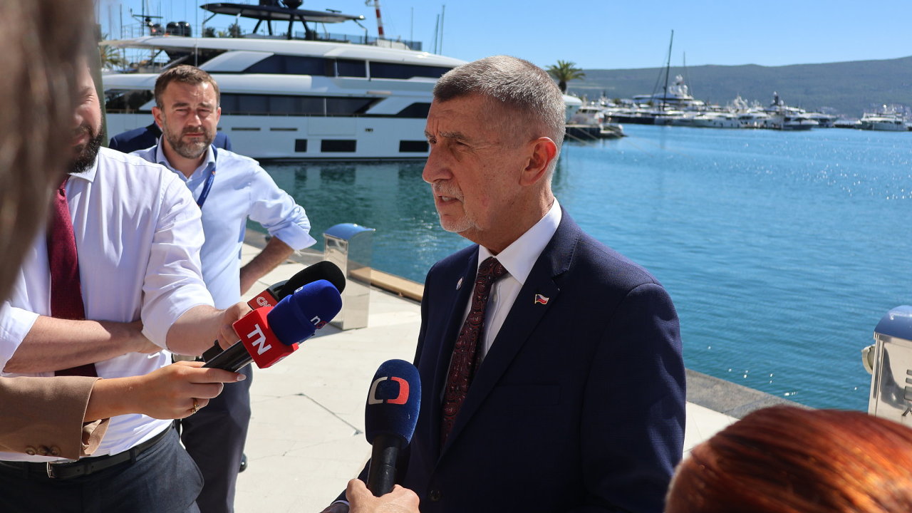 Pozv�nka pro miliony migrant� � tak o migra�n�m paktu mluvil Andrej Babi�....