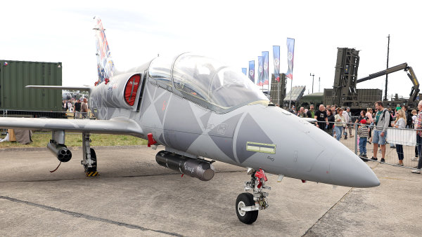 Dny NATO v Ostrav� & Dny Vzdu�n�ch sil Arm�dy �R, cvi�n� letoun L-39 Skyfox,...