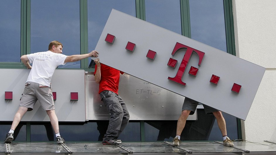 Pracovnci demontuj logo T-Mobilu. Ilustran foto