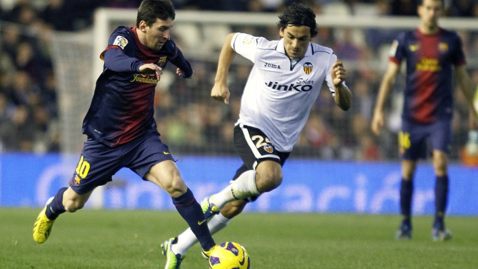 Lionel Messi (vlevo) a Tino Costa v beckm souboji