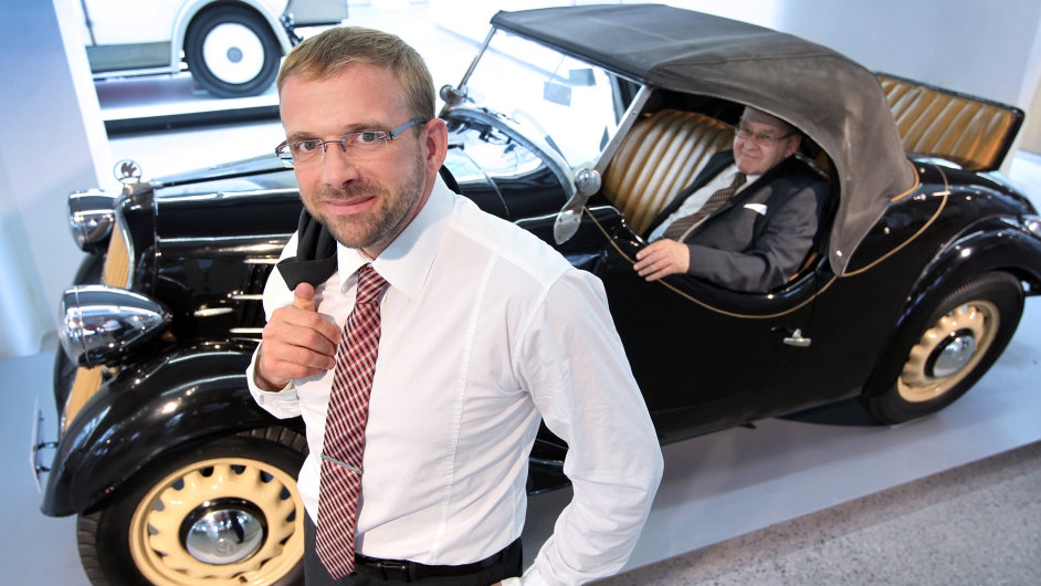 f vvoje motor a podvozk koda Auto Martin Hrdlika. Ve voze sed jeho otec, Petr Hrdlika, tvrce Favoritu.