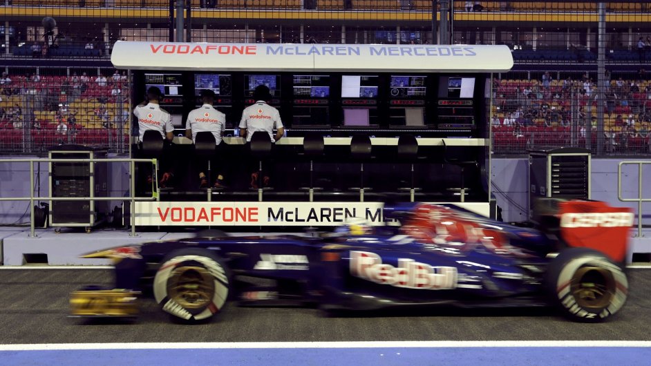 Specil tmu Toro Rosso projd okolo pracovnk McLarenu
