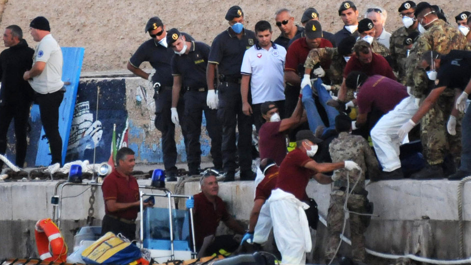 Zchrani pomhaj uprchlkm ze ztroskotan lodi u ostrova Lampedusa, ilustran foto.