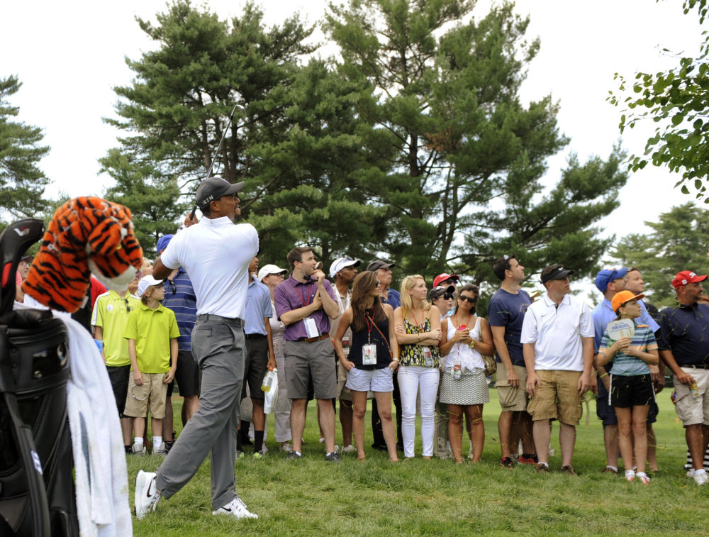 Tiger Wood při prvním návratu na golfové hřiště po operaci zad