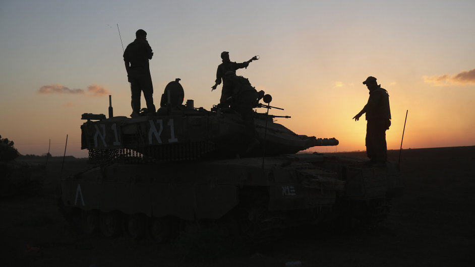 Izraelt vojci stoj na stee tanku pobl hranice s Psmem Gazy