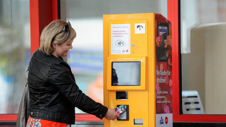 Prodejn automat na jzdenky v Liberci umouje nkup bezkontaktn platebn kartou.