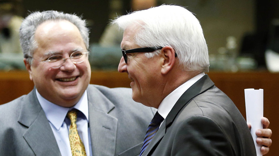 Napt v Bruselu: Na eckho ministra zahrani Kotziase (vlevo) ekal i nmeck protjek Steinmeier.
