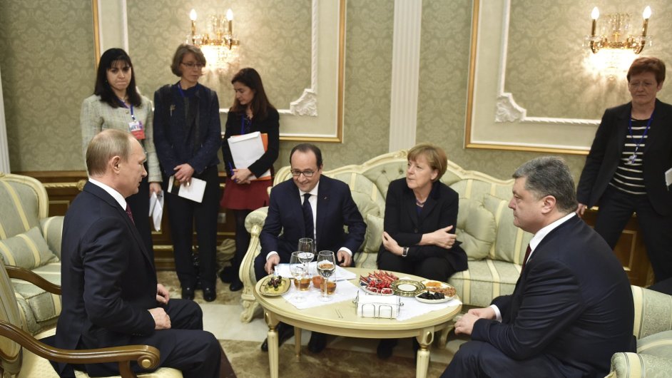 Vladimir Putin, Franois Hollande, Angela Merkelov a Petro Poroenko na summitu v Minsku.