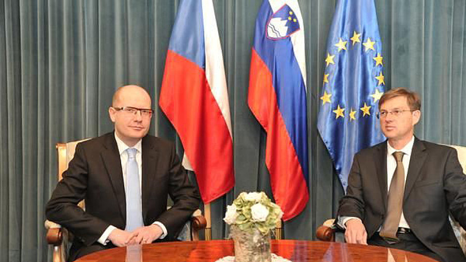 Premir Bohuslav Sobotka (vlevo) zahjil setknm s premirem Mirem Cerarem (vpravo) dvoudenn nvtvu Slovinska.