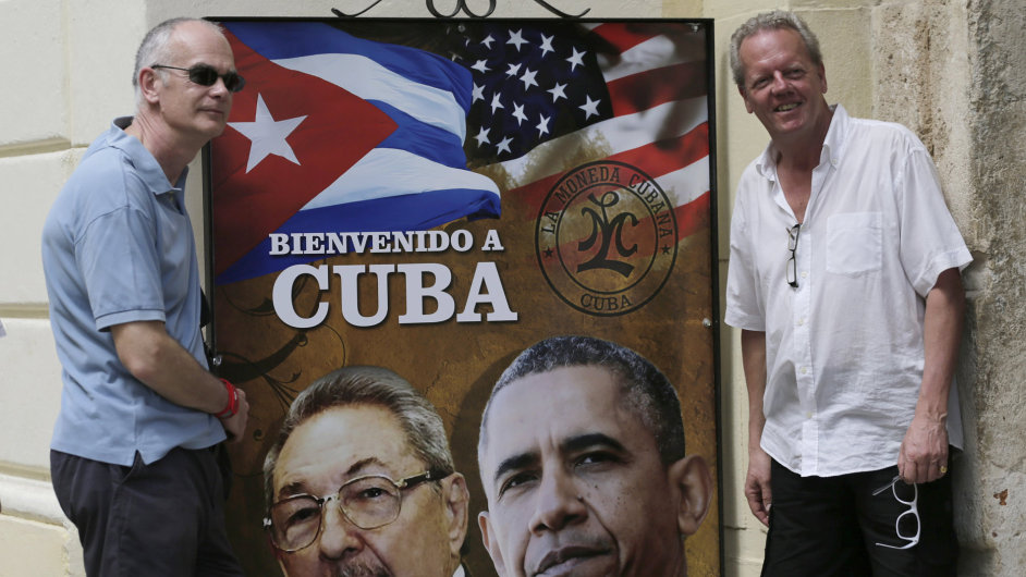 Turist se fot s plaktem Baracka Obamy a kubnskho prezidenta Rala Castra v Havan na Kub.