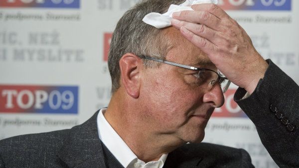 "Pošlou mi lísteček do obálky a já se pak podívám, jaký mají názor. Na základě toho se rozhodnu." "Pošlou mi lísteček do obálky a já se pak podívám, jaký mají názor. Na základě toho se rozhodnu."