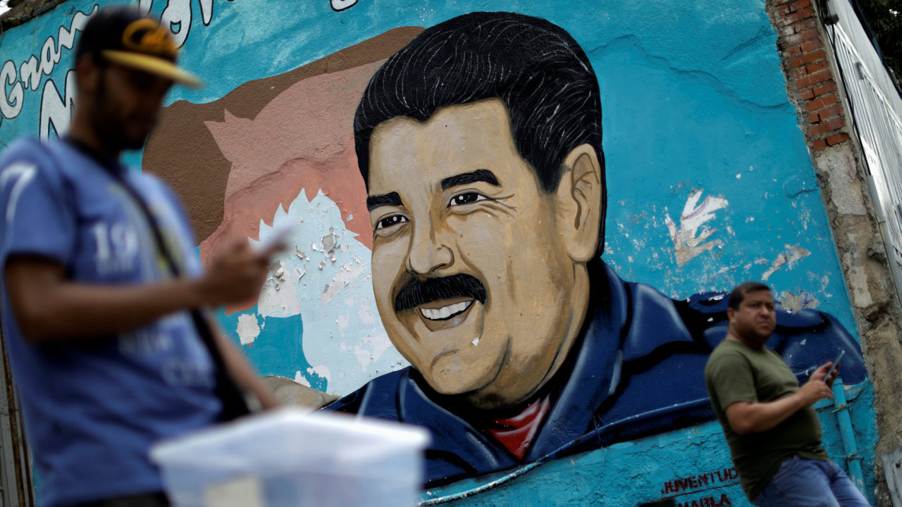 Portrt venezuelskho prezidenta v Karakasu.