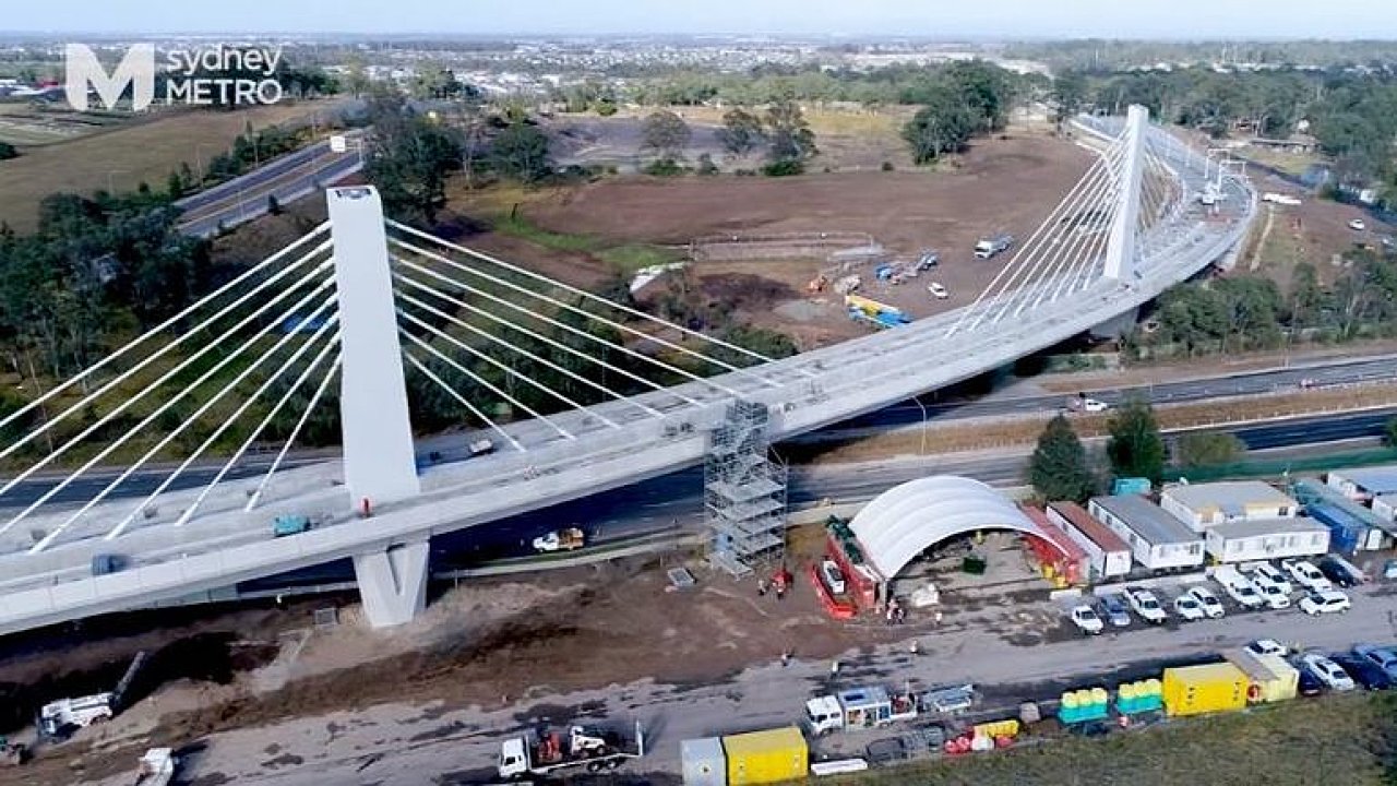 Unikt v Sydney. Most pro metro dr 173 kilometr ocelovch lan