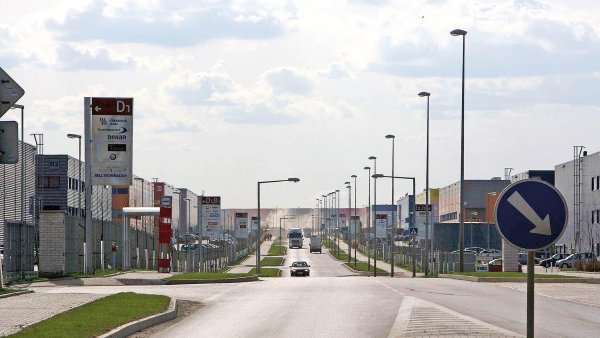 Několik rozlehlých skladových budov začalo v poslední době vznikat kolem vyústění tří dálnic na západě Prahy. Developeři tu stavějí z velké části bez předem dojednaného nájemce, tedy na své riziko.