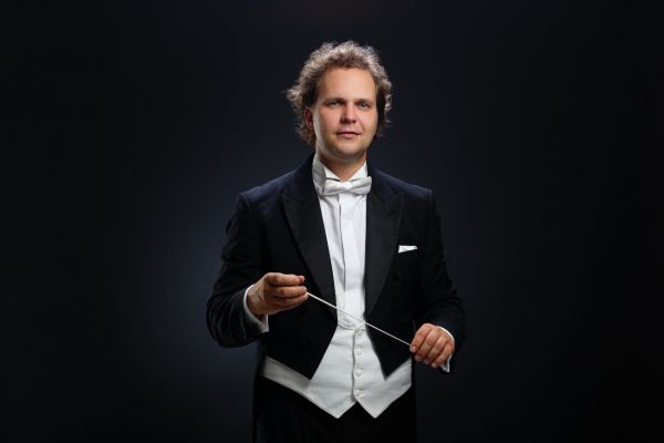 Tom&aacute;&scaron; Brauner (na sn&iacute;mku) dokon�il pra�skou konzervato� roku 2005, pot&eacute; absolvoval studijn&iacute; st&aacute;� ve V&iacute;dni.