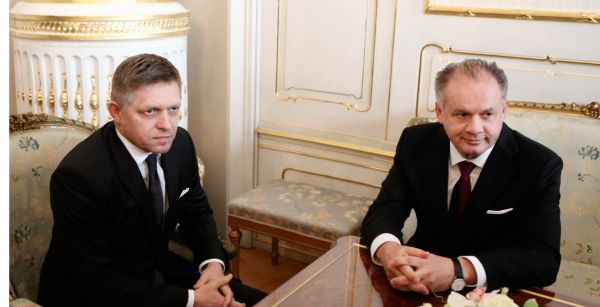 Sloven&scaron;t&iacute; politici v�etn� premi&eacute;ra Roberta Fica (vlevo) nebo prezidenta Andreje Kisky spole�n� prohl&aacute;sili, �e ze&nbsp;Slovenska se stal "proevropsk&yacute; ostrov" ve&nbsp;st�edn&iacute; Evrop�.