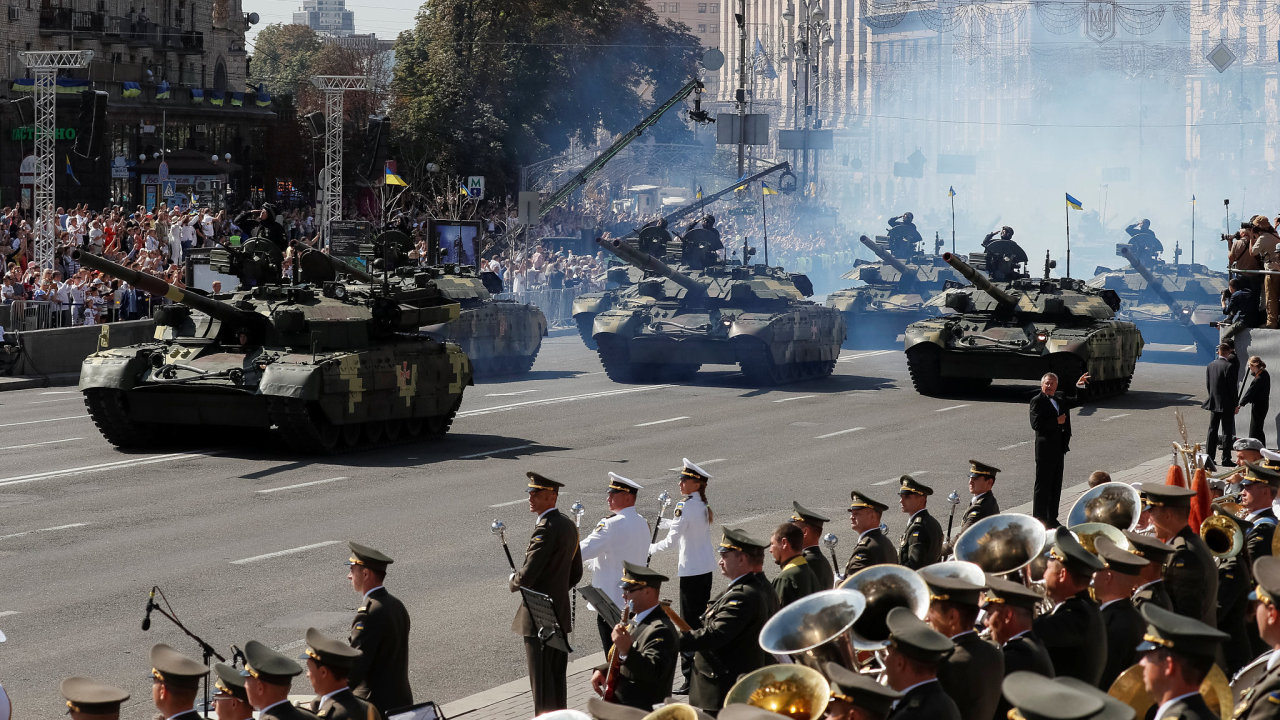 Ukrajina oslavuje Den nezvislosti. Armda ukzala nov obrnn vozidla.