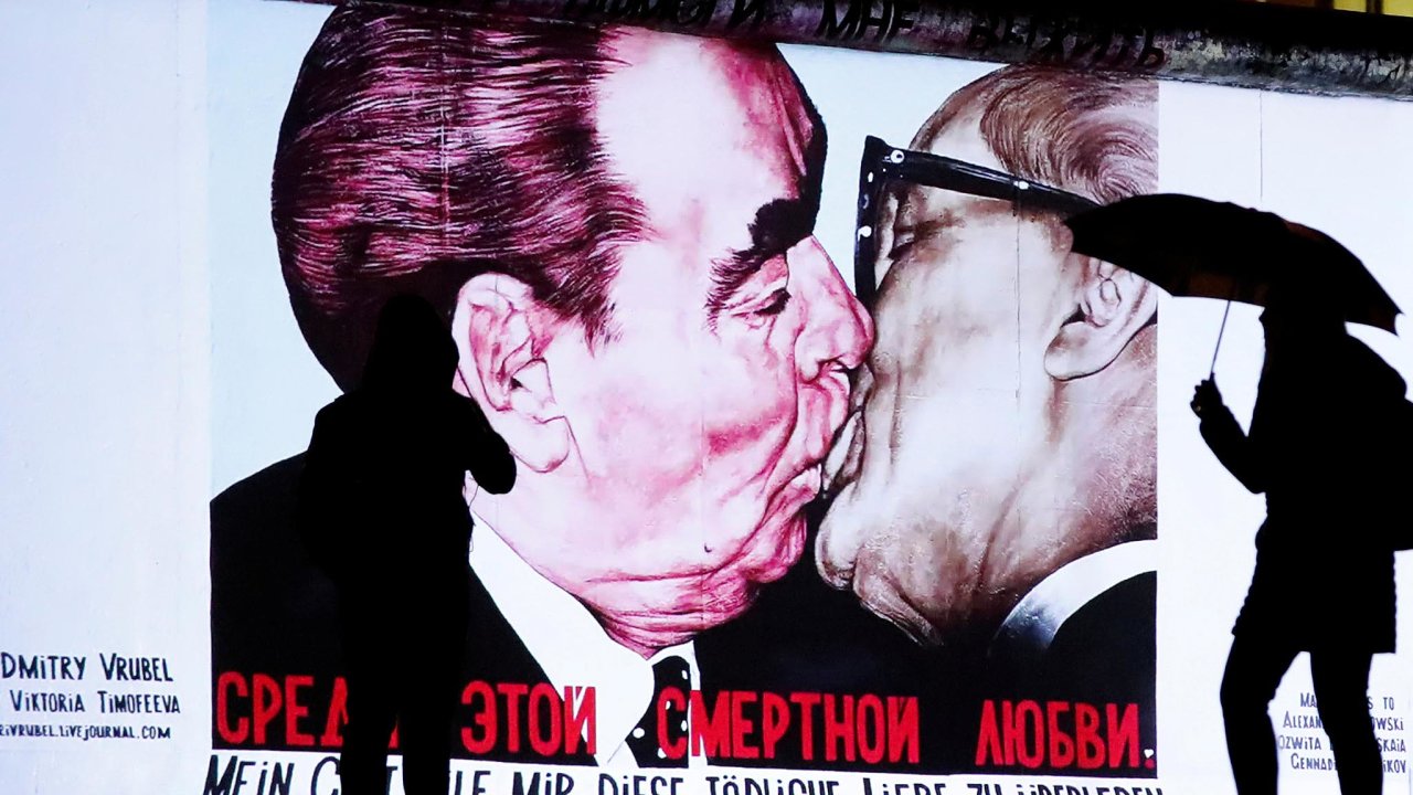 Poulièní umìní. Fotografie bratrského polibku mezi vùdcem sovìtské totality Leonidem Iljièem Brežnìvem a dlouholetým šéfem režimu NDR Erichem Honeckerem z roku 1979 jako street art na zbytcích zdi.