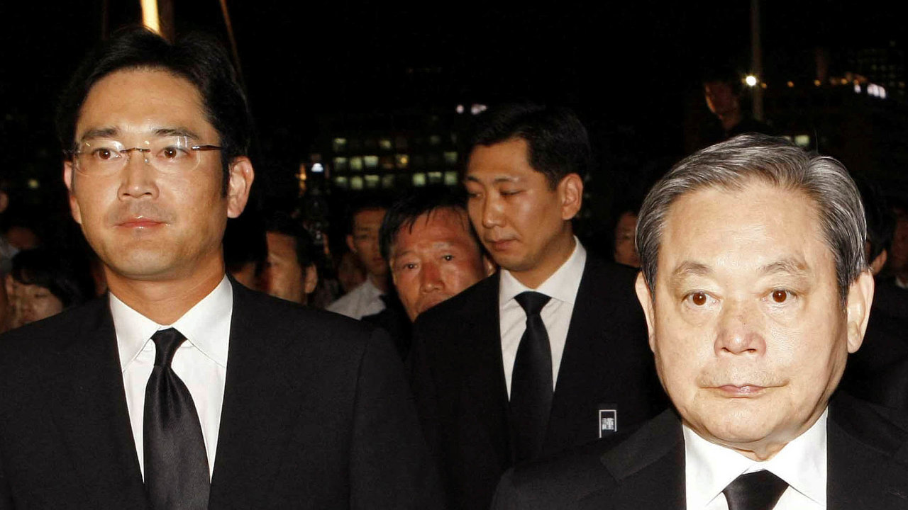 Vlády nad jihokorejským Samsungem se po smrti patriarchy Lee Kun-hea (vpravo) ujme jeho jediný syn Lee Jae-yong (vlevo). Ten stojí pøed soudem, kde je obžalován mimo jiné z korupce.