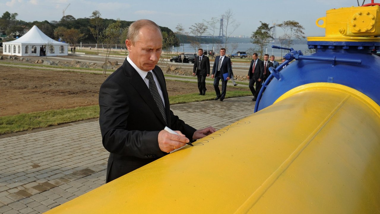 Premiér Vladimir Putin pøi otvírání nového plynovodu ve Vladivostoku