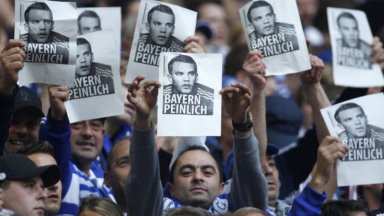 Fanouci Schalke s transparenty proti Manuelu Neuerovi.