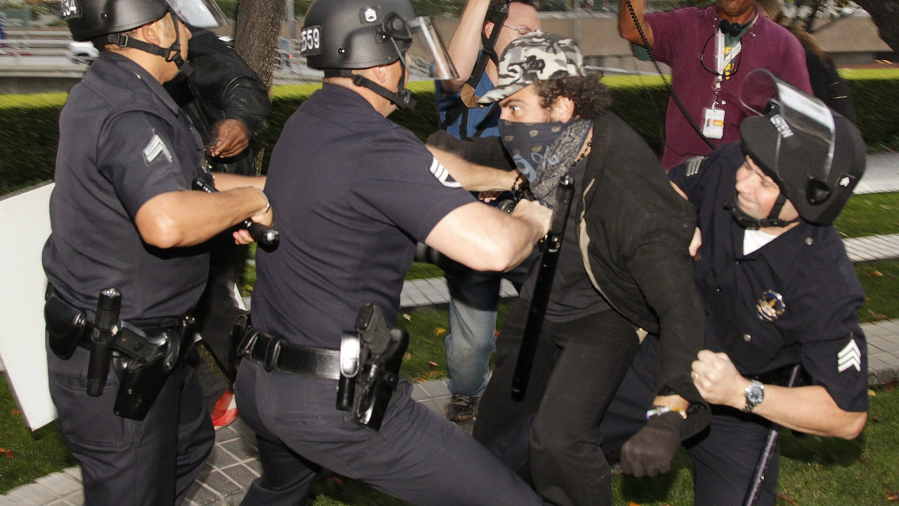 Zatýkání pøi demonstracích v New Yorku
