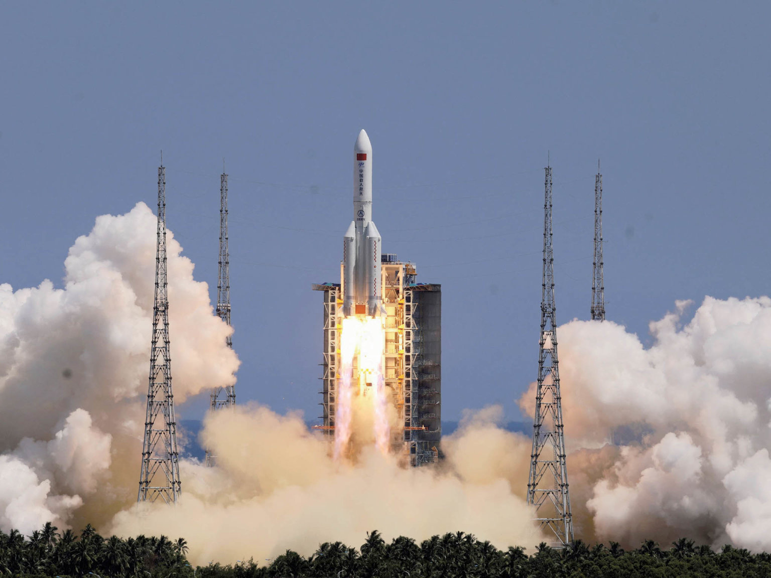 Èínským trumfem pøi pronikání do vesmíru je raketa Dlouhý pochod. Na obìžnou dráhu kolem Zemì dokáže vynést 25 tun.