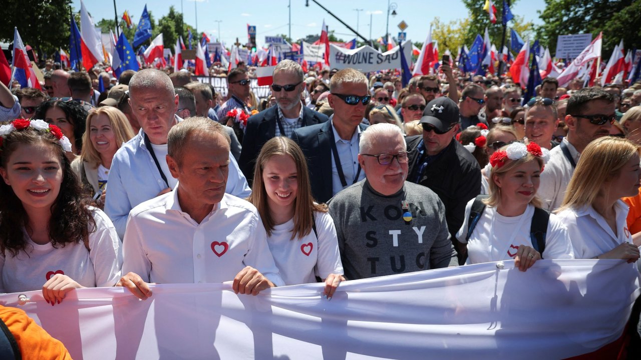Polského expremiéra Donalda Tuska (vpøedu vlevo) podpoøil v èele demonstrace opozice i exprezident a bývalý vùdce Solidarity Lech Walesa (uprostøed)