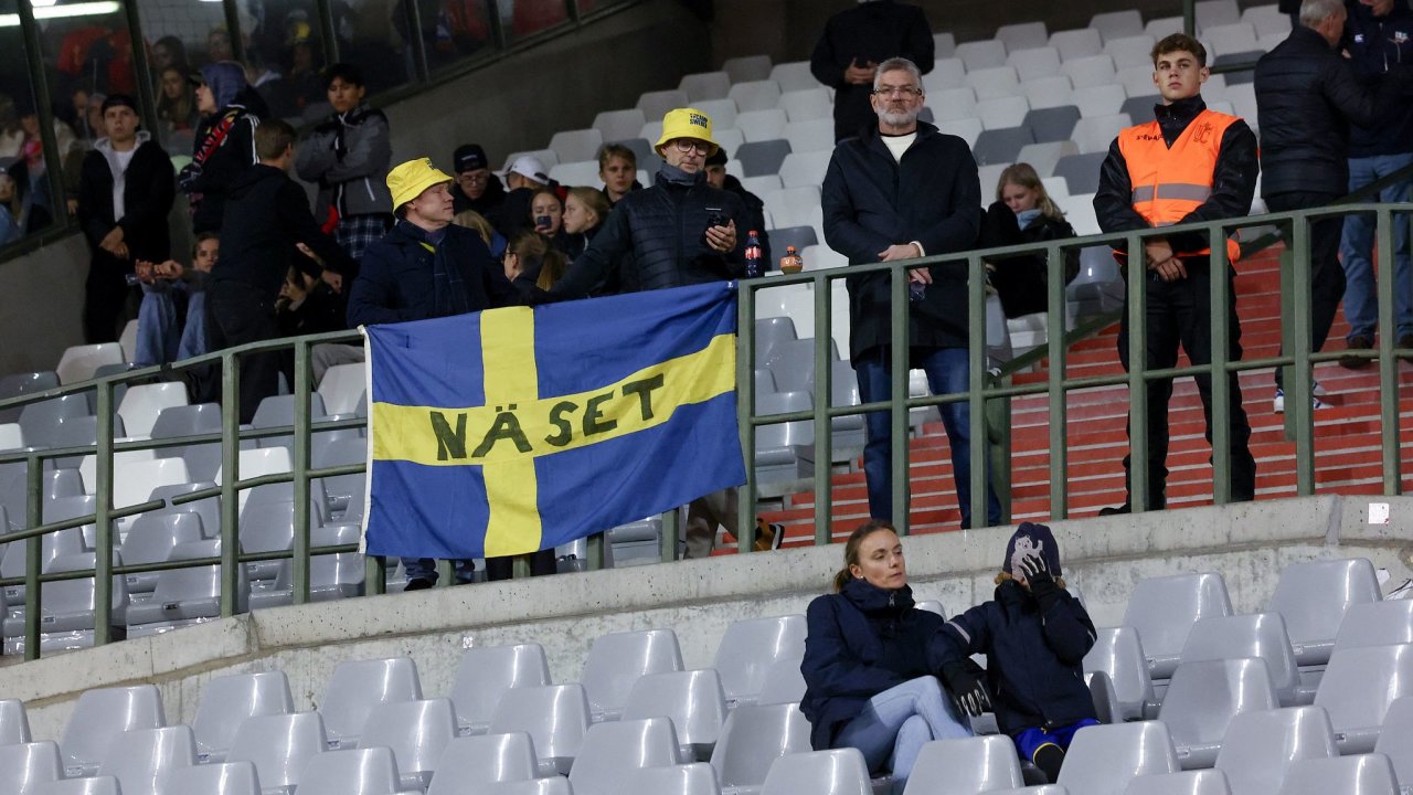 Švédští fanoušci èekají po teroristickém útoku na evakuaci z fotbalového stadionu v Bruselu.