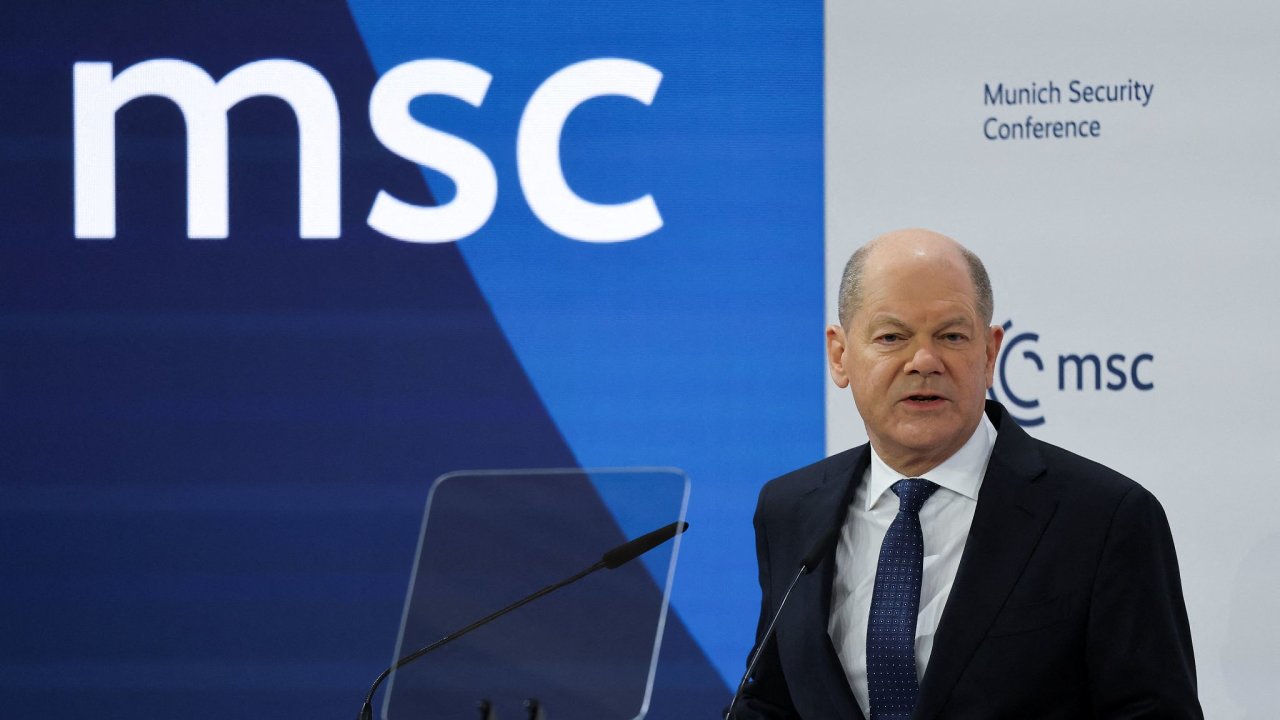 Potebujeme se vc zadluit, abychom se mohli brnit, piznal konc nmeck kancl Olaf Scholz