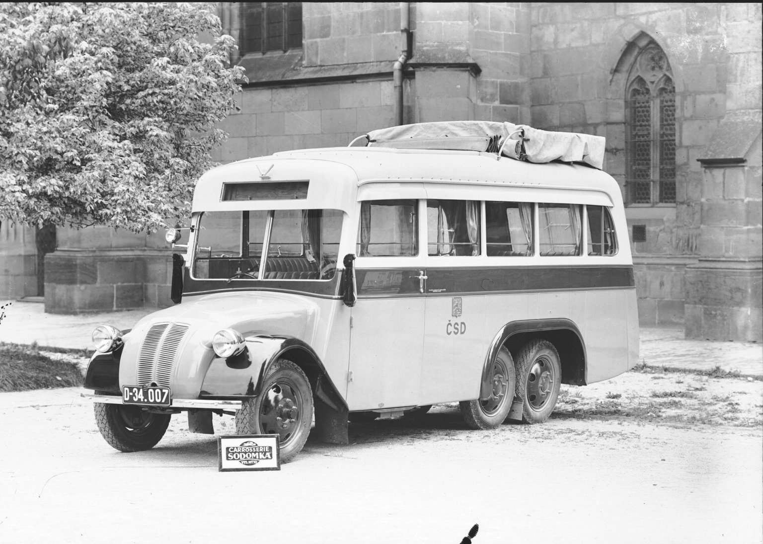 Stále významnější místo v produkci firmy měly karoserie pro autobusy. Na snímku je „její“ Tatra 87 z roku 1937. Orientace na autobusy definitivně převážila za druhé světové války. (Foto: Iveco) Stále významnější místo v produkci firmy měly karoserie pro autobusy. Na snímku je „její“ Tatra 87 z roku 1937. Orientace na autobusy definitivně převážila za druhé světové války.