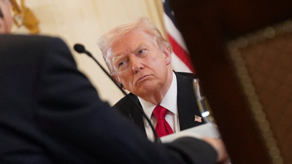 Proti Trumpovým clům se ohradil i americký Nejvyšší soud a možná je zruší. Evropa by ale neměla jásat předčasně