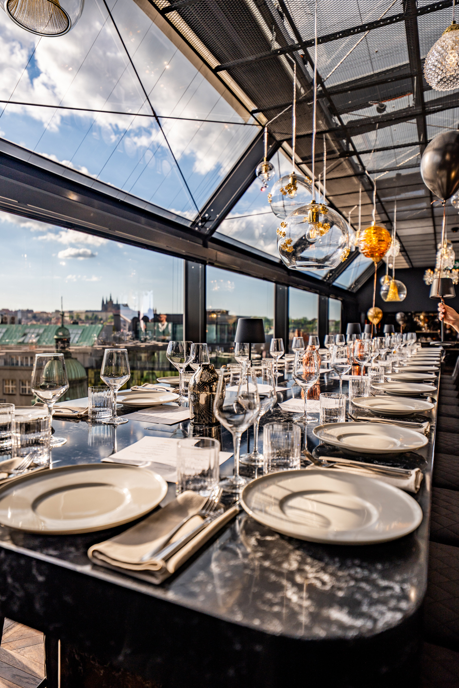 Živý organismus Už před budovou kolemjdoucí zaujme energie, kterou na ně budova Máje působí. Po vstupu návštěvníky osloví patra plná špičkové zábavy a gastronomie. (Foto: archiv ATRIS) Živý organismus Už před budovou kolemjdoucí zaujme energie, kterou na ně budova Máje působí. Po vstupu návštěvníky osloví patra plná špičkové zábavy a gastronomie.