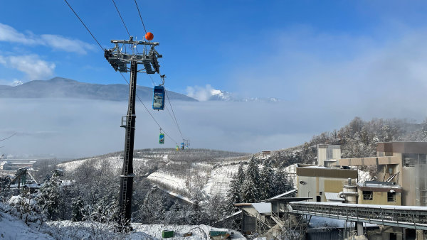Jablka spí v chládku hory a vozí se vlastní lanovkou. Jak jeden z největších ovocnářů Evropy vsadil na netradiční inovaci