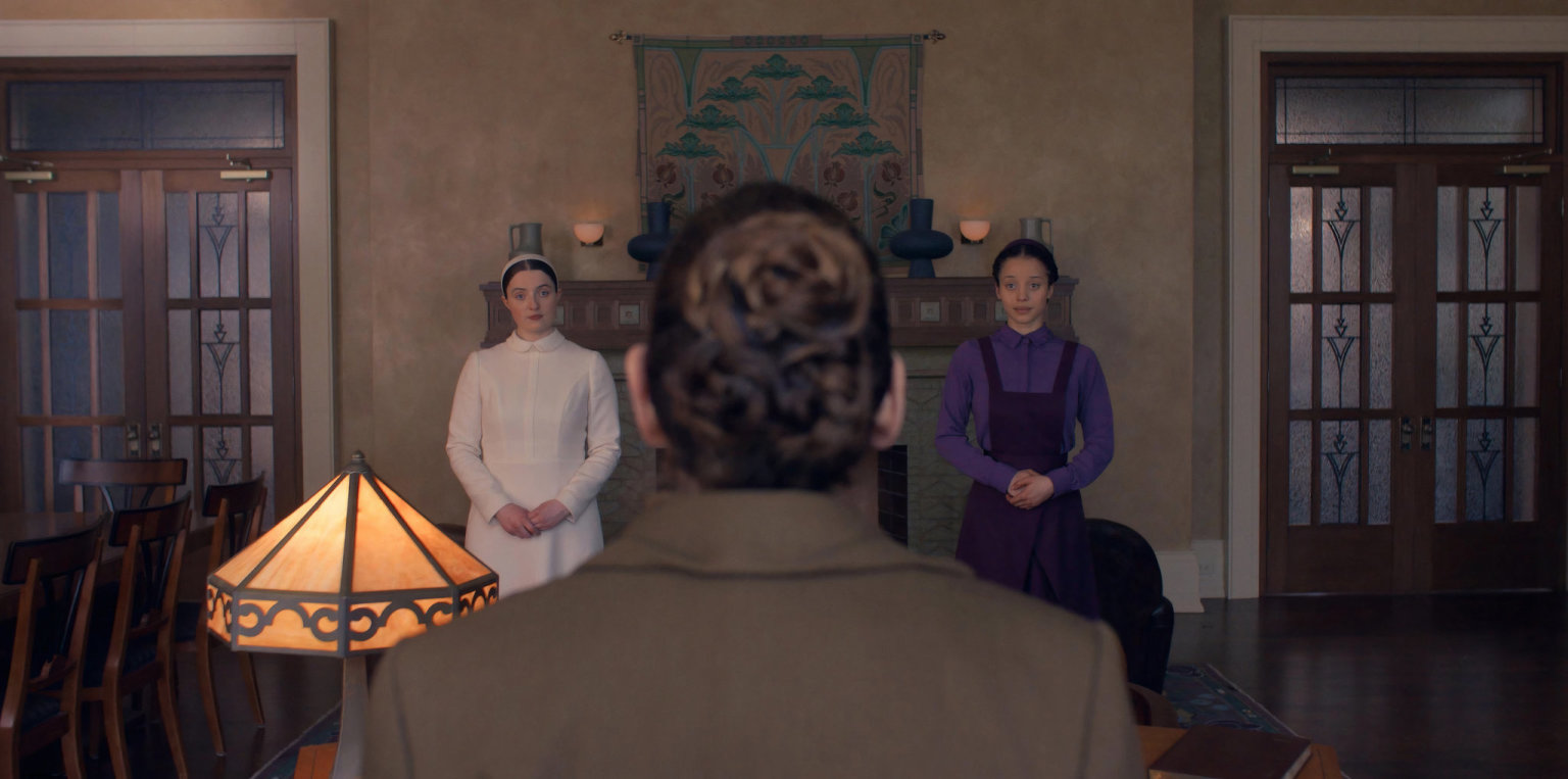seriál Svěděctví, Lucy Hallidayova jako Daisy a Chase Infinitiova v roli Agnes (Foto: Hulu) seriál Svěděctví, Lucy Hallidayova jako Daisy a Chase Infinitiova v roli Agnes