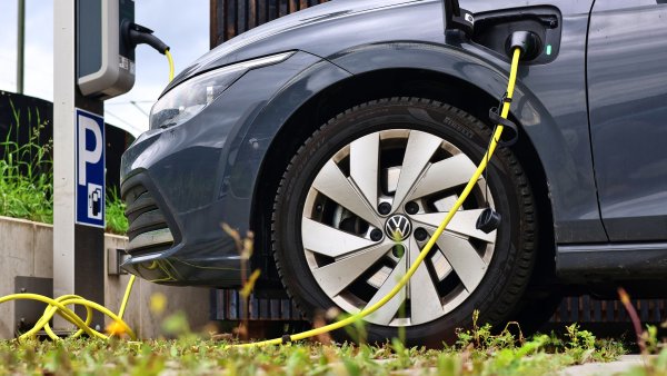 Nab�jen� elektromobilu, nab�jec� stanice pro elektromobil, VW, N�mecko.
