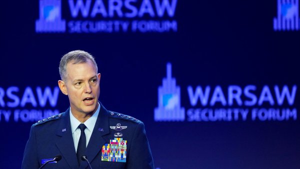 P��padn� rusk� �tok zablokujeme a zni��me protivn�ka, varoval velitel NATO...