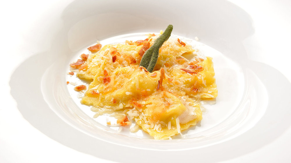 Domácí ravioli carbonara s oříškovým olejem