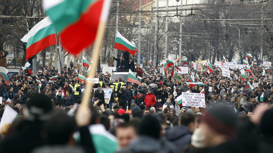 Protesty v Bulharsku neutichaj...